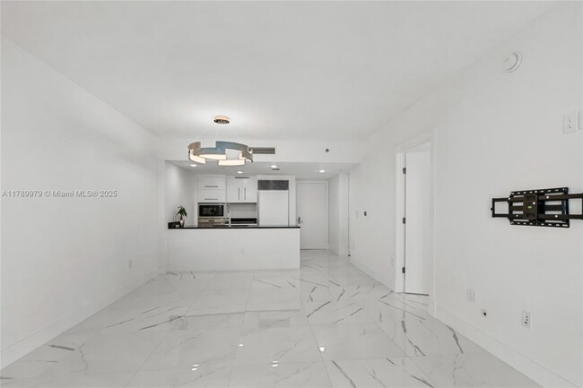 Building Photo - 475 Brickell Ave