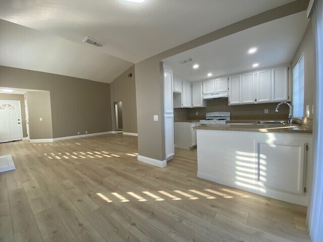 Building Photo - Beautiful Remodeled 3 Bedroom 2 Bathroom