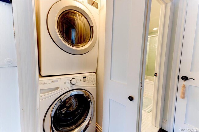 Building Photo - 170 W Broadway