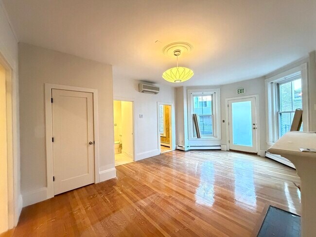 Building Photo - 218 Newbury St