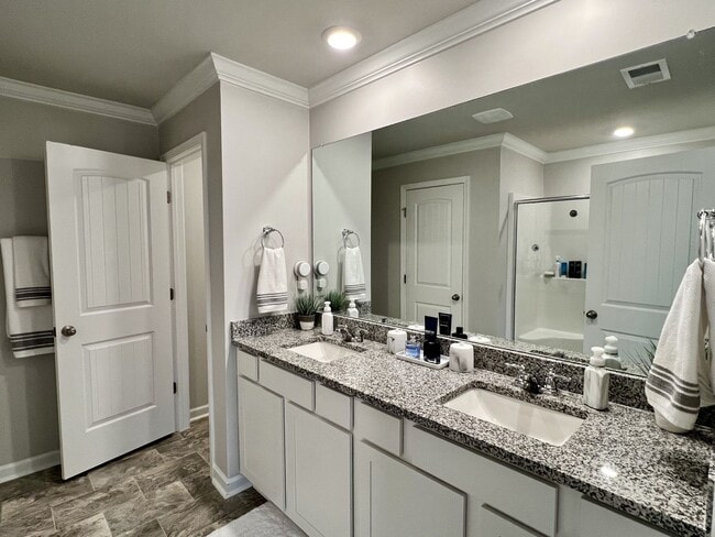 Building Photo - FOR LEASE: END UNIT TOWNHOME LOCATED IN LE...
