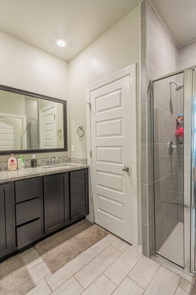 Building Photo - Beautiful home offers access to resort-style amenities