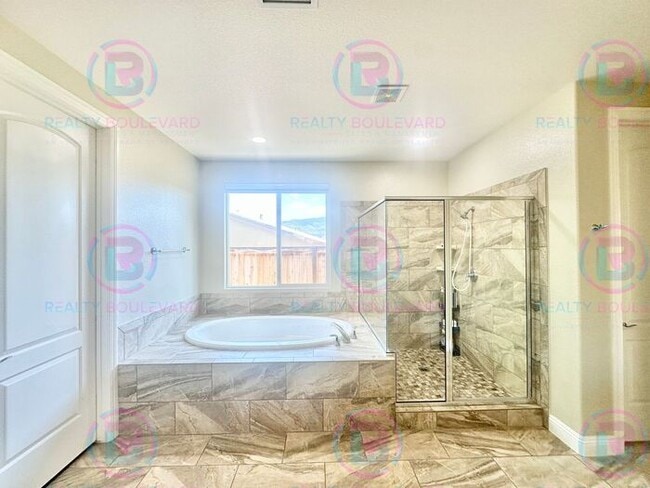Building Photo - 3 Bedroom 2.5 Bathroom Home in Somersett with Resort Style Living and gold course views