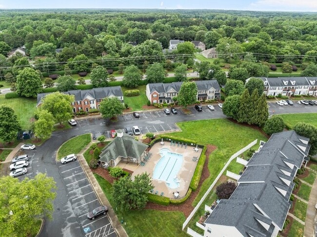 Building Photo - Your Perfect Townhome Is Here!