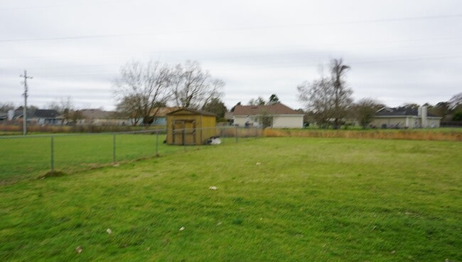 Building Photo - Quiet convenience