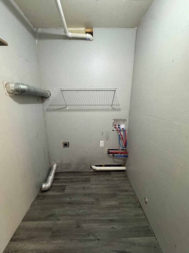 Building Photo - 5 bedroom 2 bath house in Moline