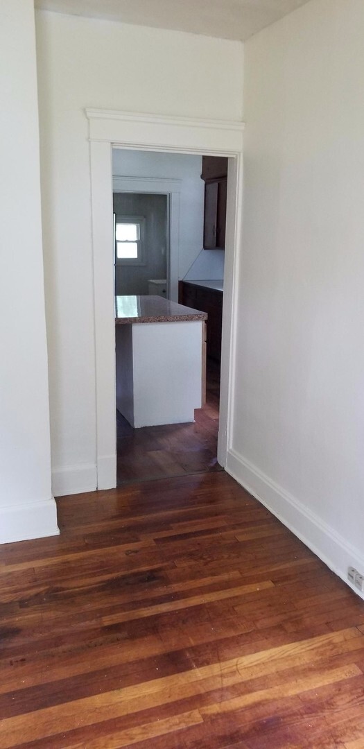 Building Photo - 3 bed, 1.5 bath, fenced yard