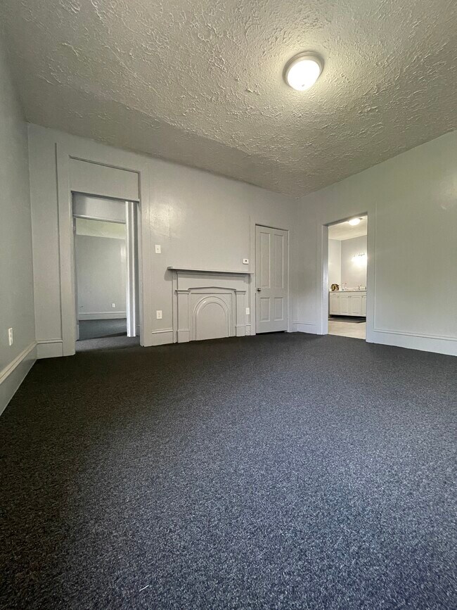 Building Photo - 916 Swann St