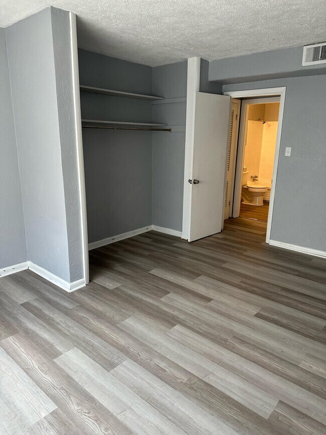 Building Photo - 1921 Oxford Cir