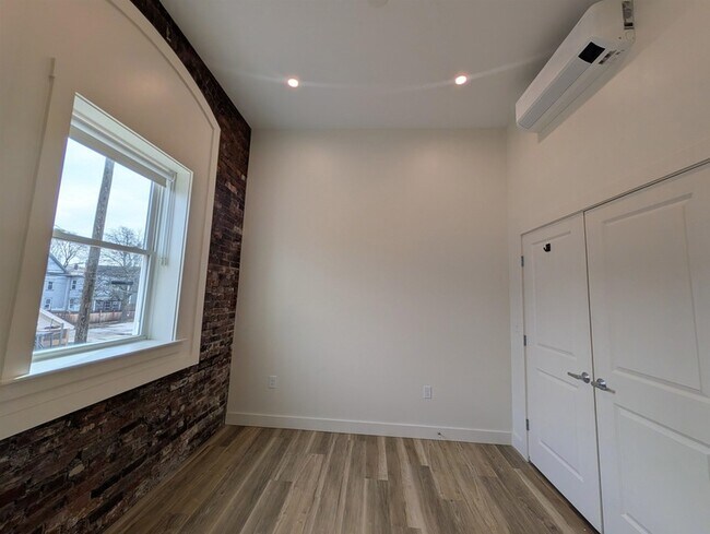 Building Photo - 22 S Main St