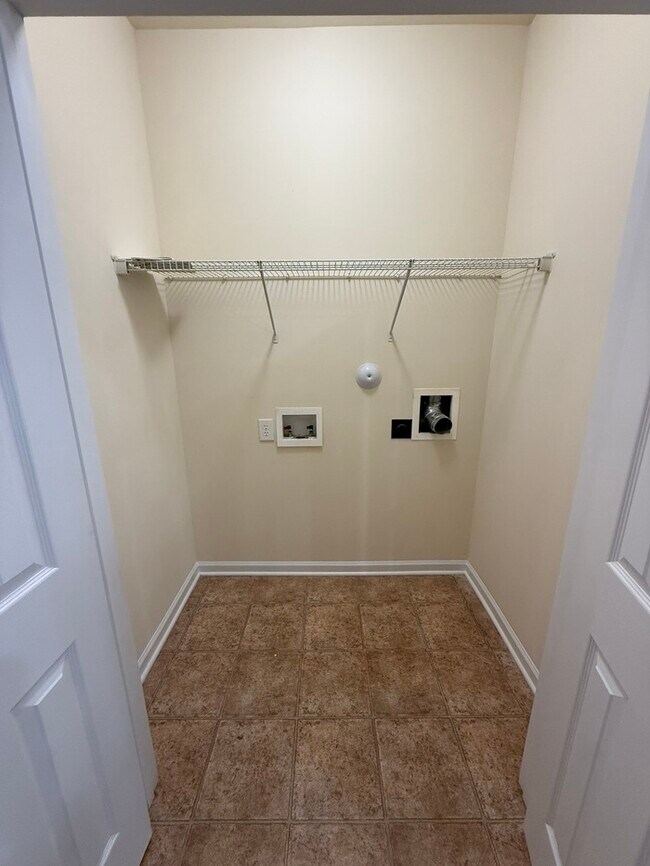 Building Photo - Spacious 2 Bed 2.5 Bath Town Home Available Now! Community Playground!