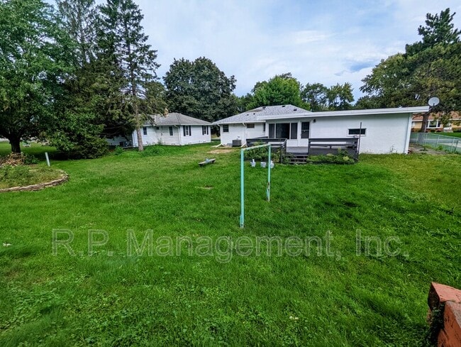 Building Photo - 1194 Laurie Rd W