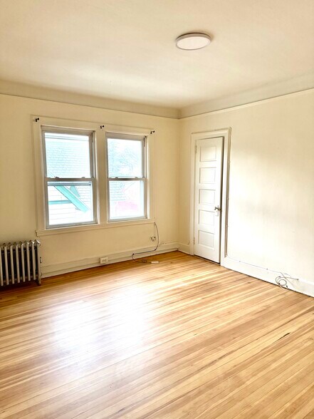 Building Photo - 44 Underhill St