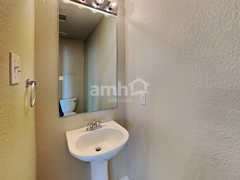 Building Photo - 1706 Santa Fe Trl