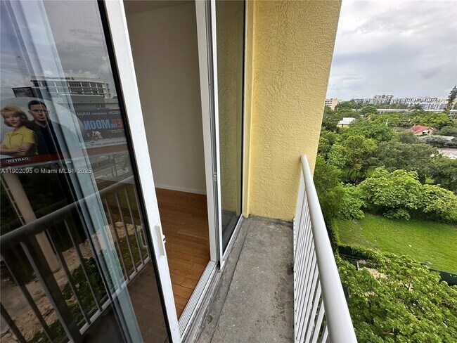 Building Photo - 1350 NW 8th Ct