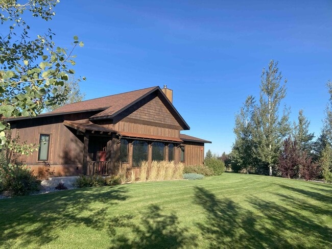Building Photo - Stunner on Springhill