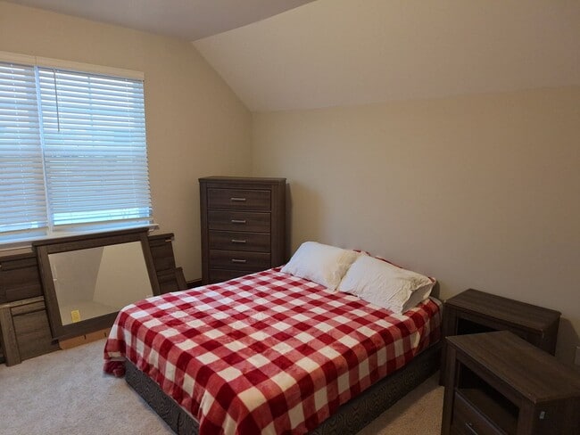 Building Photo - Outstanding Three Bedroom Home in the Ashcroft Community!