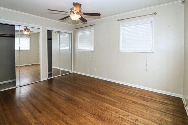 Building Photo - Darling 3 Bedroom With Hardwood Floors!