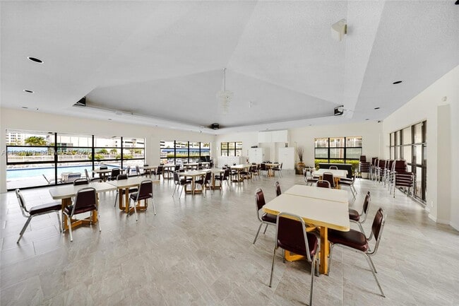 Building Photo - 600 Parkview Dr