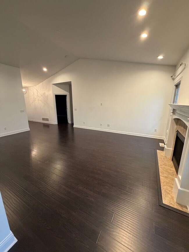 Building Photo - COMMINNG SOON - 4 BED 3 1/2 BATH HOUSE