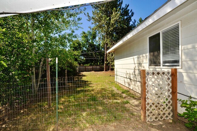 Building Photo - 1526 E Mary Ln