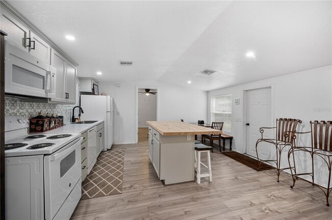 Building Photo - 4218 Lake Hancock Rd