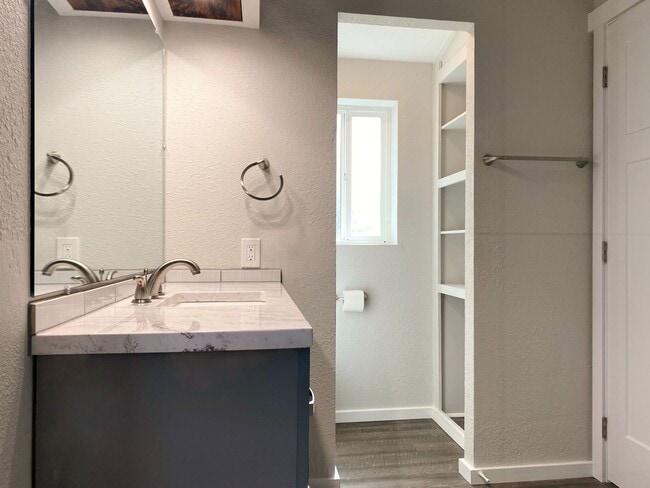 Building Photo - Beautifully Remodeled in Cascade Locks