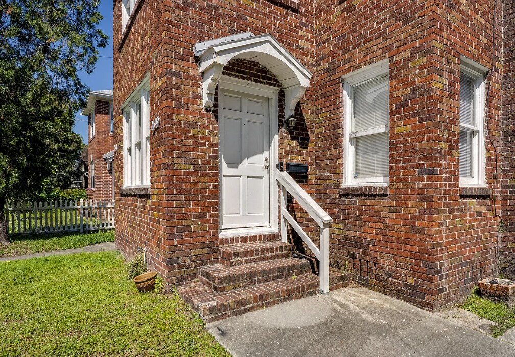 Building Photo - 2651 Dellwood Ave