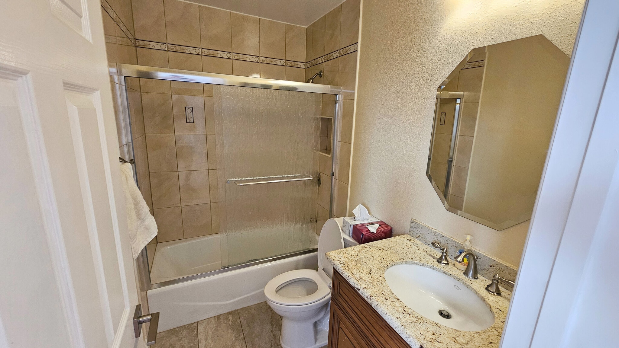 Upstairs bedroom ensuite - 18219 Hampton Ct
