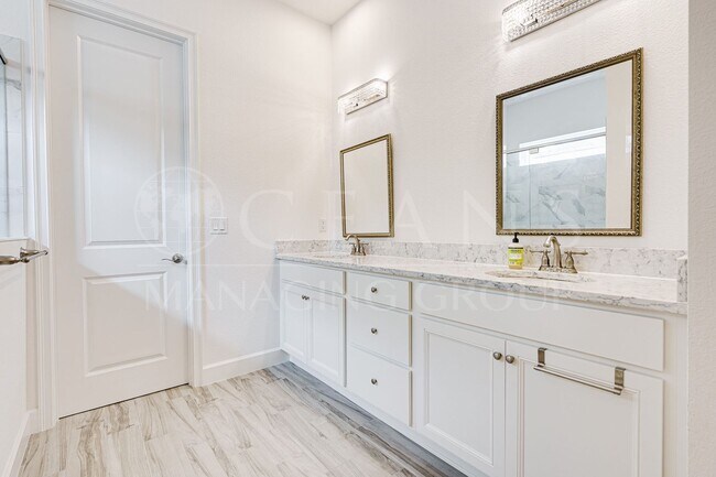 Building Photo - Luxurious 3-Bedroom Home Backing to a Natu...