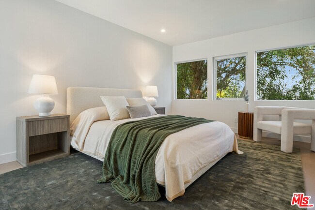 Building Photo - 3564 Multiview Dr