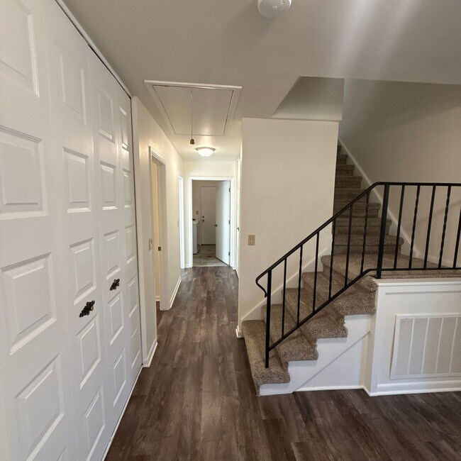 Building Photo - 2239-2239 N Thompson Rd