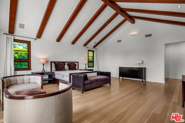 Building Photo - 2134 La Mesa Dr