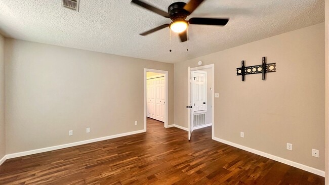 Building Photo - 490 Scott Ln