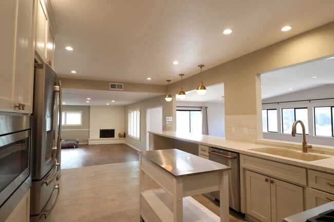 Building Photo - 565 Clubhouse Dr
