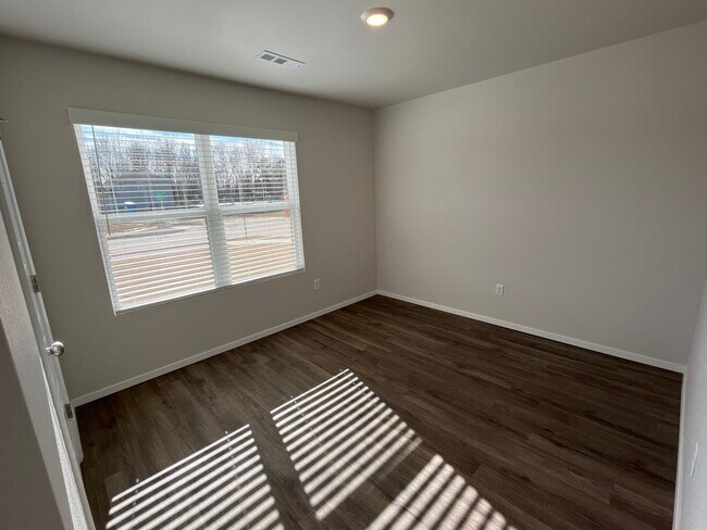 Building Photo - Beautiful 3 Bed, 2 Bath Home in Somerset – Pre-Leasing Now!