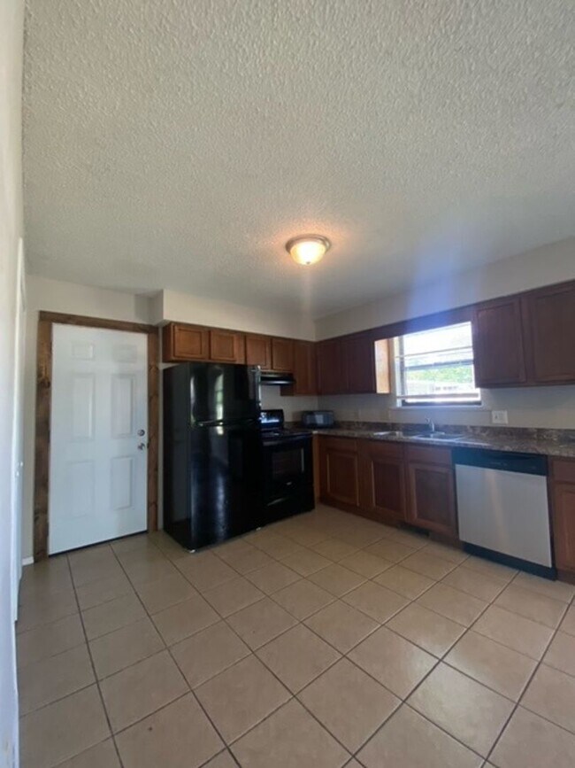Building Photo - Great Duplex! 2 Bed, 1 Bath