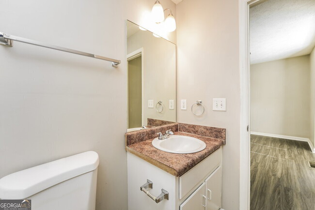 Building Photo - 2098 Drake Ct