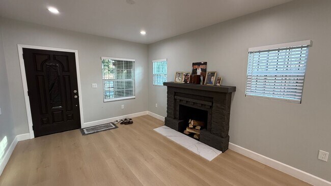 Building Photo - EPIC REA: Charming 2 Bed/ 1 Bath Home in O...