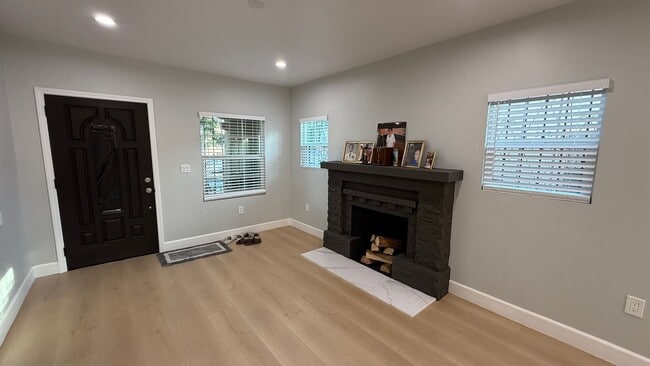 Building Photo - EPIC REA: Charming 2 Bed/ 1 Bath Home in Oakland’s Foothill Neighboorhood