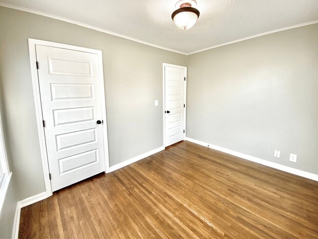 Building Photo - Charming Jenks Home with Vintage Character...