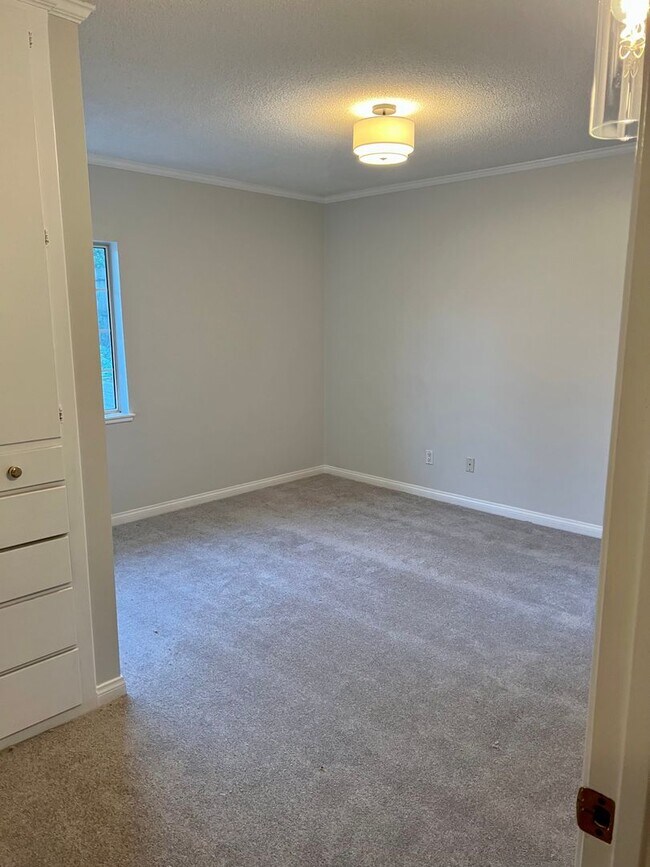 Building Photo - Spacious 3 Bedroom House with Private Gara...