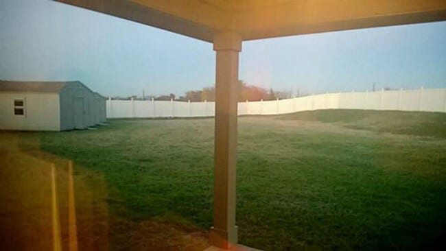 Building Photo - Massive home In Red Oak!!!!