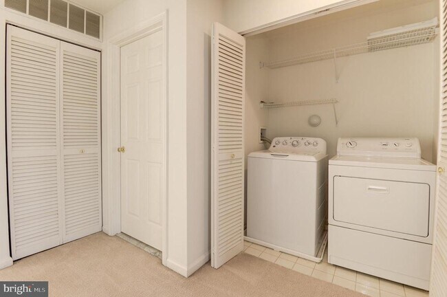 Building Photo - 1984 Crescent Park Dr