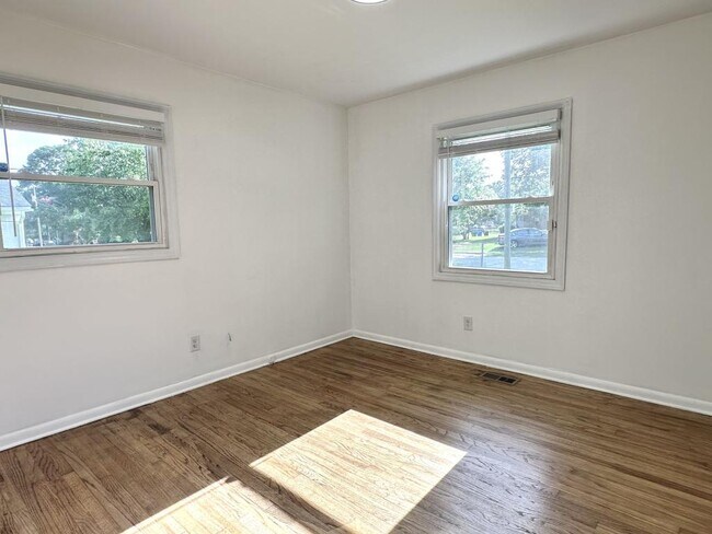 Building Photo - 627 Burgoyne Dr