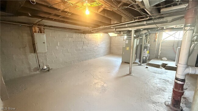 Building Photo - 592 Lindell St