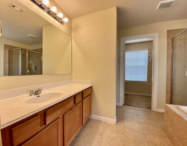 Building Photo - 3 BED/2.5 BATH House for lease! Located close to Lackland Air force Base