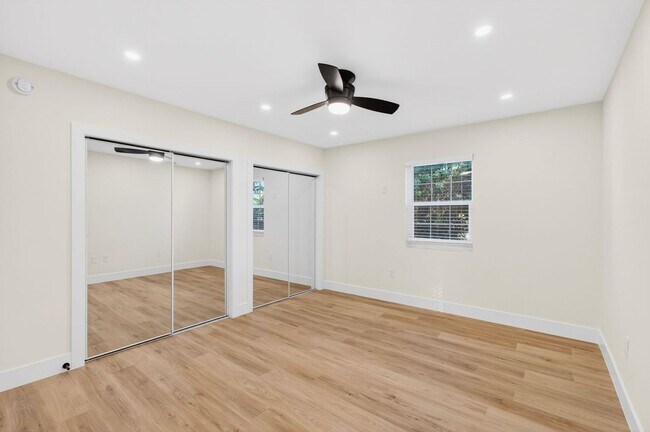 Building Photo - 2 BEDROOMS 1 BATHROOM!