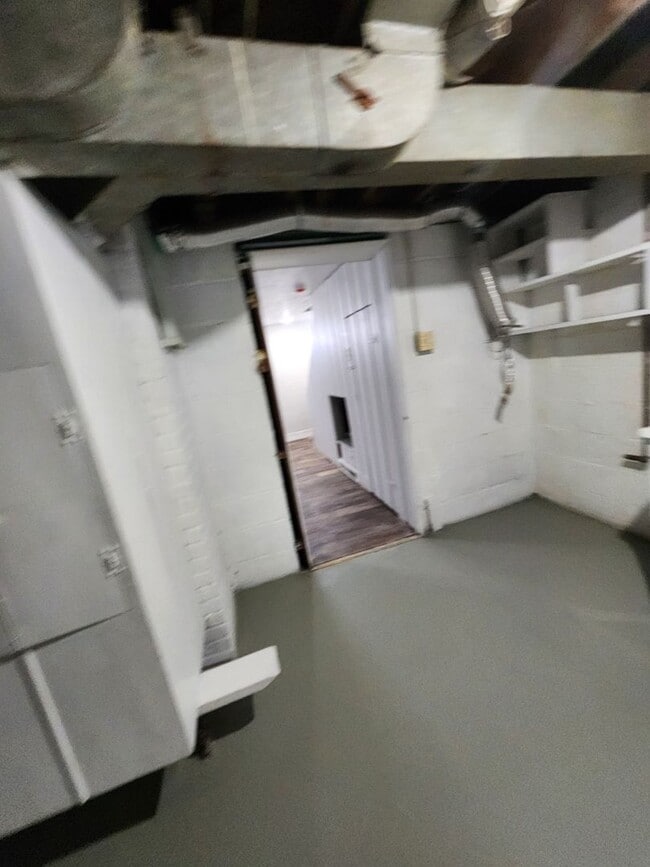 Building Photo - Large Glen Park Home