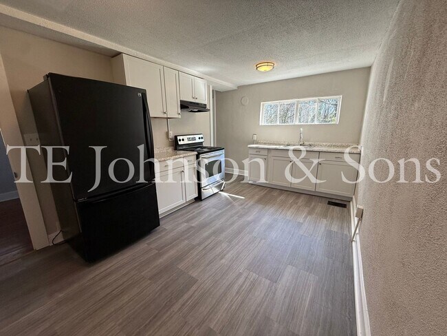 Building Photo - Charming 2BR Home Near Silas Creek Pkwy with Hardwood Floors & Carport